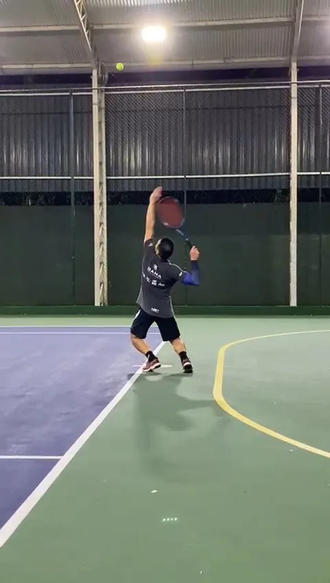 Thiago Teramae sacando em quadra